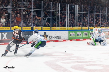 Löwen Frankfurt - Straubing Tigers - 14.12.25 - 037