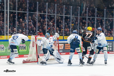 Löwen Frankfurt - Straubing Tigers - 14.12.25 - 043