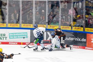 Löwen Frankfurt - Straubing Tigers - 14.12.25 - 048