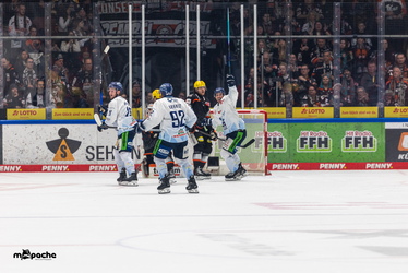 Löwen Frankfurt - Straubing Tigers - 14.12.25 - 081