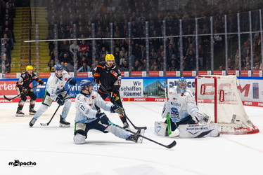 Löwen Frankfurt - Straubing Tigers - 14.12.25 - 096