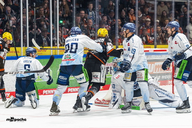 Löwen Frankfurt - Straubing Tigers - 14.12.25 - 111