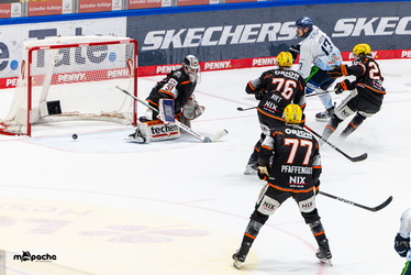 Löwen Frankfurt - Straubing Tigers - 14.12.25 - 119