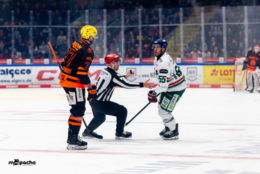 Löwen Frankfurt - Augsburger Panther - 19.12.25 - 030