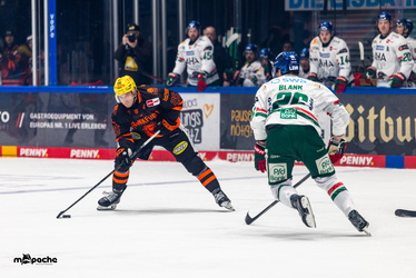 Löwen Frankfurt - Augsburger Panther - 19.12.25 - 034