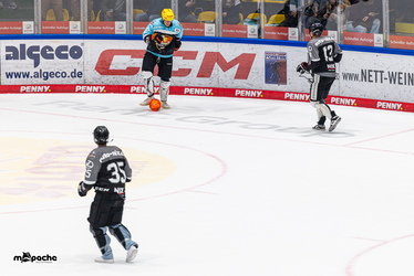 Löwen Frankfurt - Augsburger Panther - 19.12.25 - 085