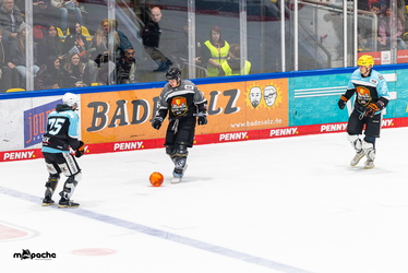 Löwen Frankfurt - Augsburger Panther - 19.12.25 - 086