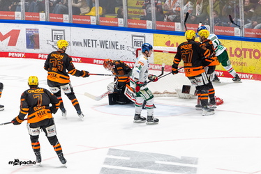Löwen Frankfurt - Augsburger Panther - 19.12.25 - 098