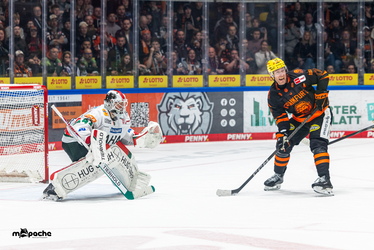 Löwen Frankfurt - Augsburger Panther - 19.12.25 - 122