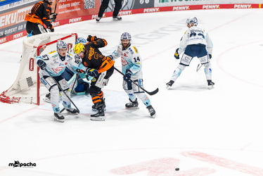 Löwen Frankfurt - Dresdner Eislöwen - 30.12.25 - 052